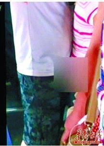 男子裸露下体偷进房间藏在女生床下